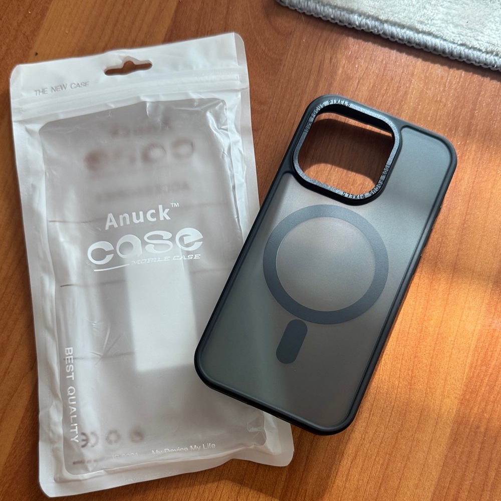 Black iPhone15 pro  Case with MagSafe Compatibility